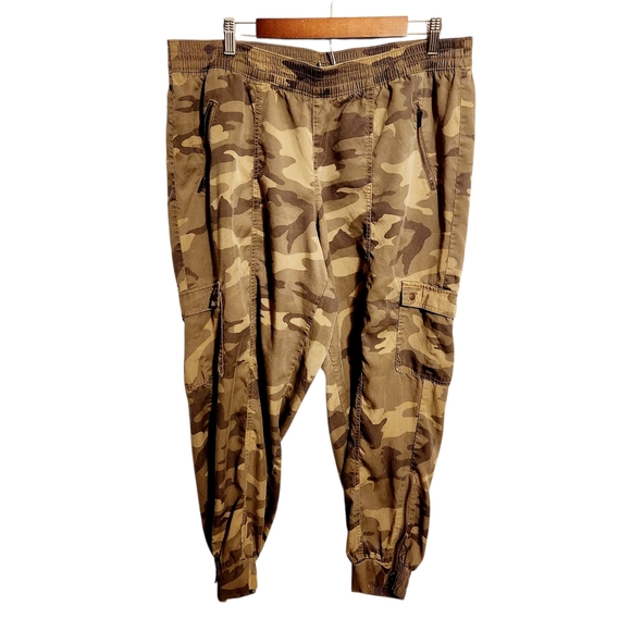 Lane Bryant | Women's Camoflague Printed Cargo Joggers Pants (Size 14/16) - Picture 12 of 12